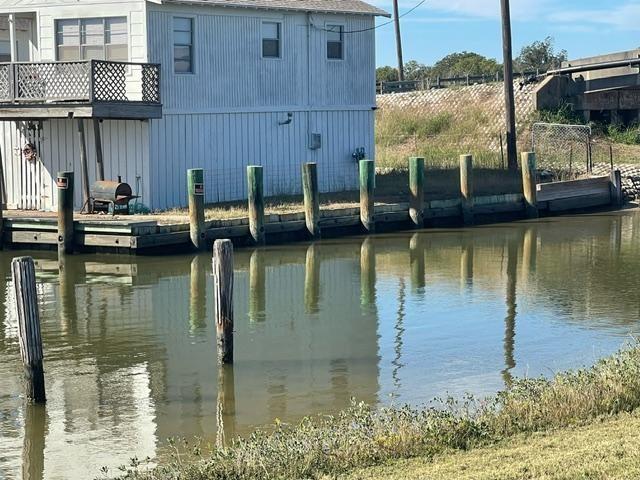 Image 4: Experience tranquil waterfront living in this exce