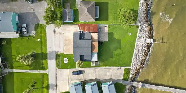 Image 2: Roof is 5 years new!