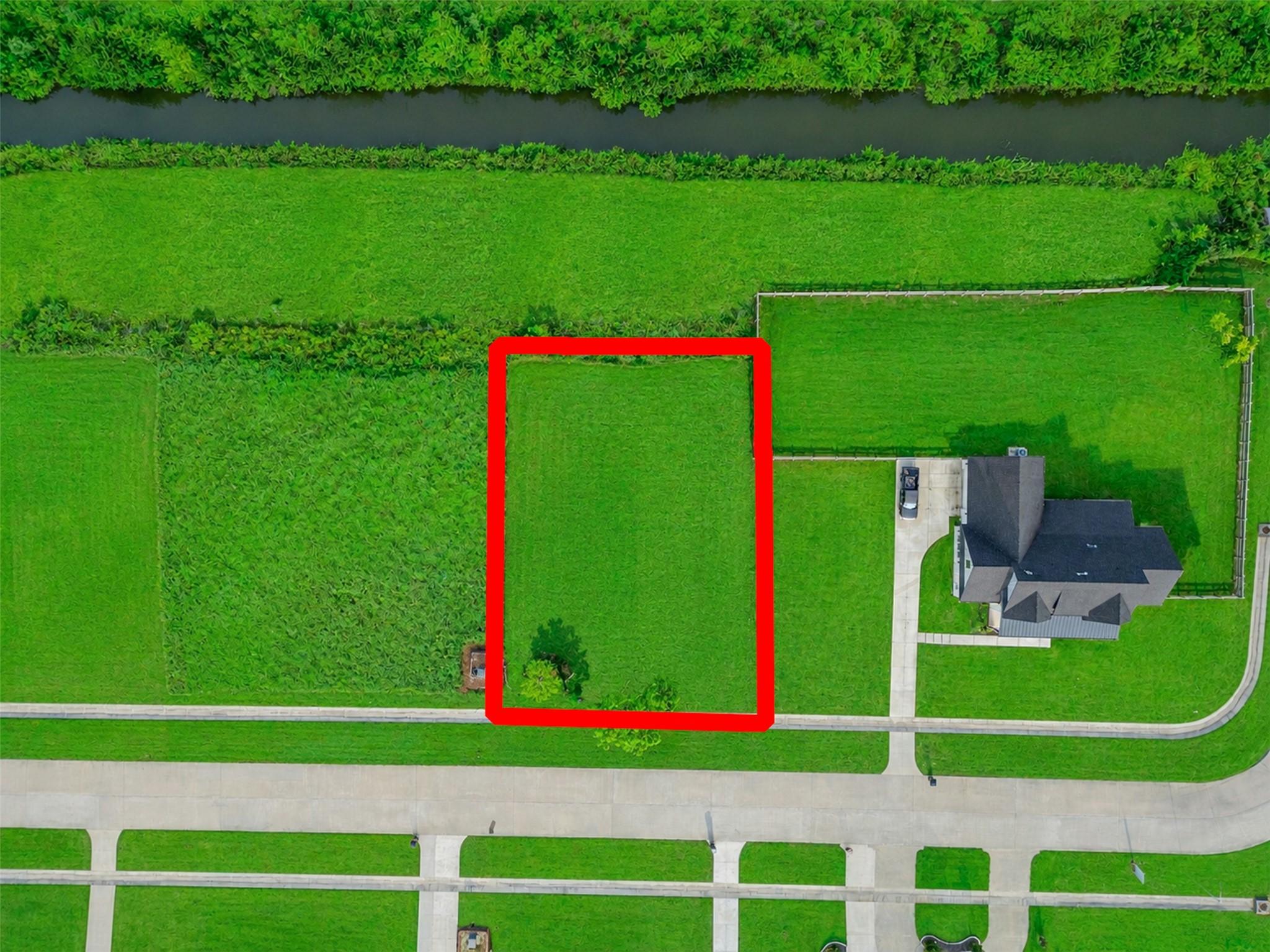 Image 4: Plenty of room to build your dream home.