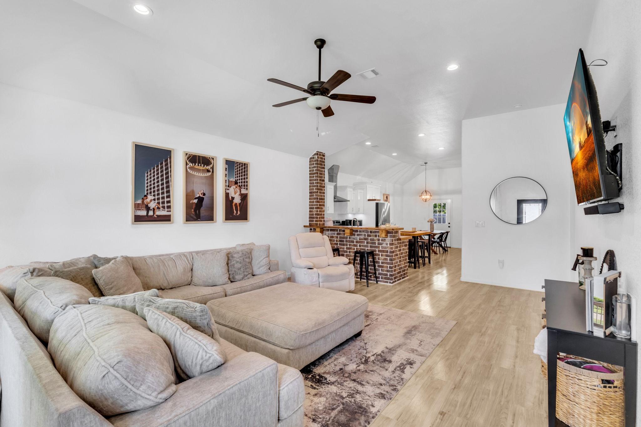 Image 4: Living Room