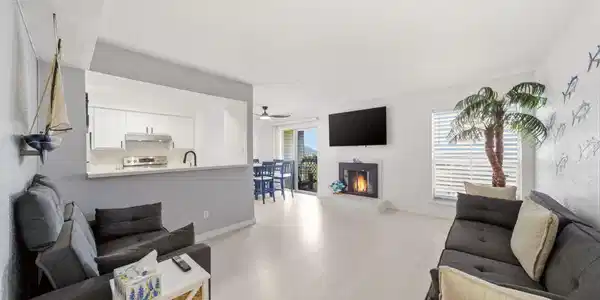 7600 Emmett F Lowry Expressway