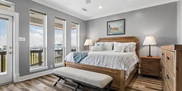 Image 4: Bedroom