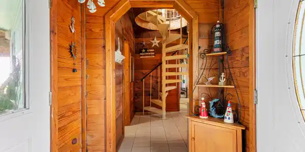 Image 4: Ground level entry way