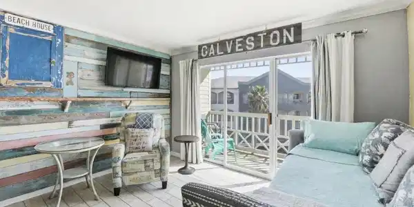 Image 4: Bright, beach-themed room with a cozy, eclectic de