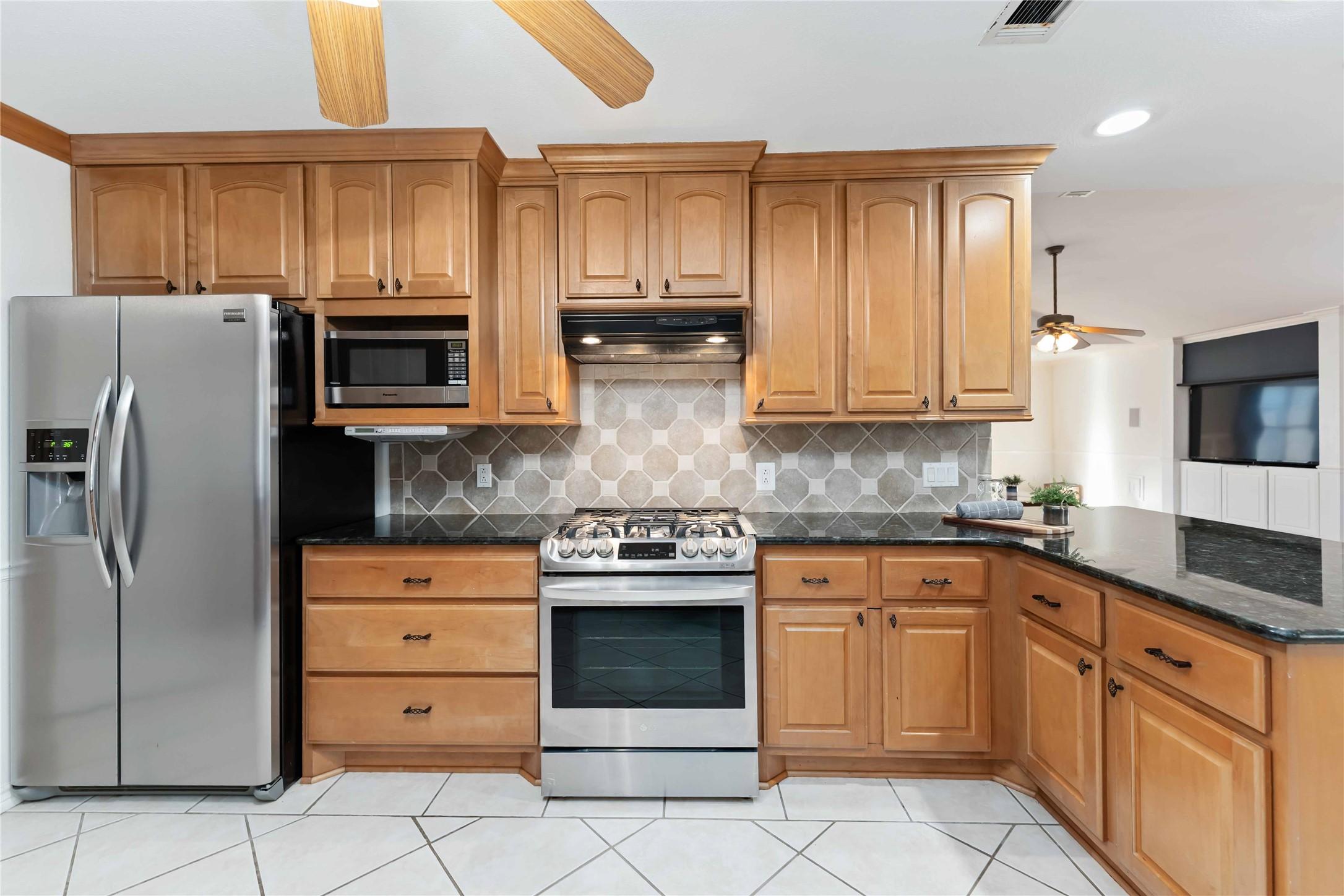 Image 1: It offers ample counter space with a dark granite
