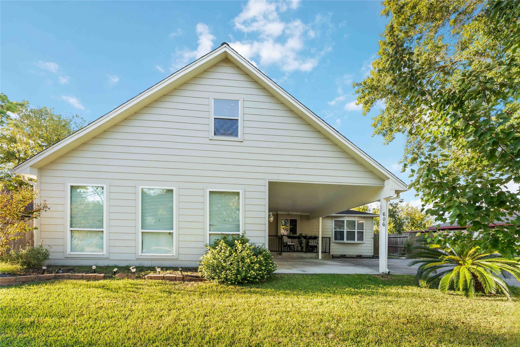 Image 4: Charming home with a spacious front yard and cover