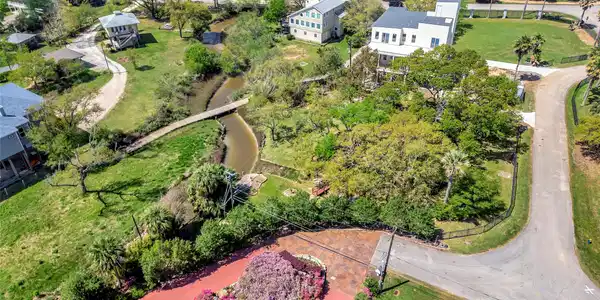 Image 2: Rare combination of privacy and water views in the