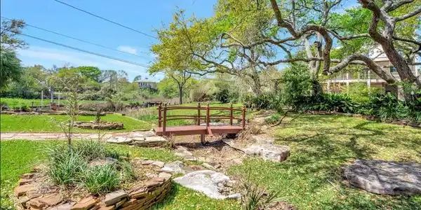 Image 4: Park-like setting beneath majestic oaks.