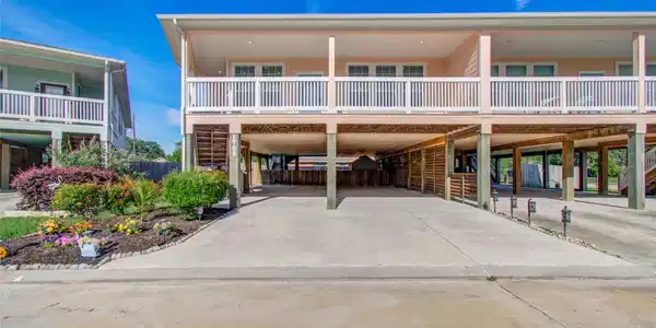Image 4: Wide driveway!
