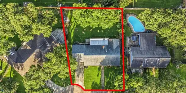 Image 3: large lot in twelve oaks