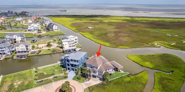 Image 4: This stunning waterfront home is perfectly positio