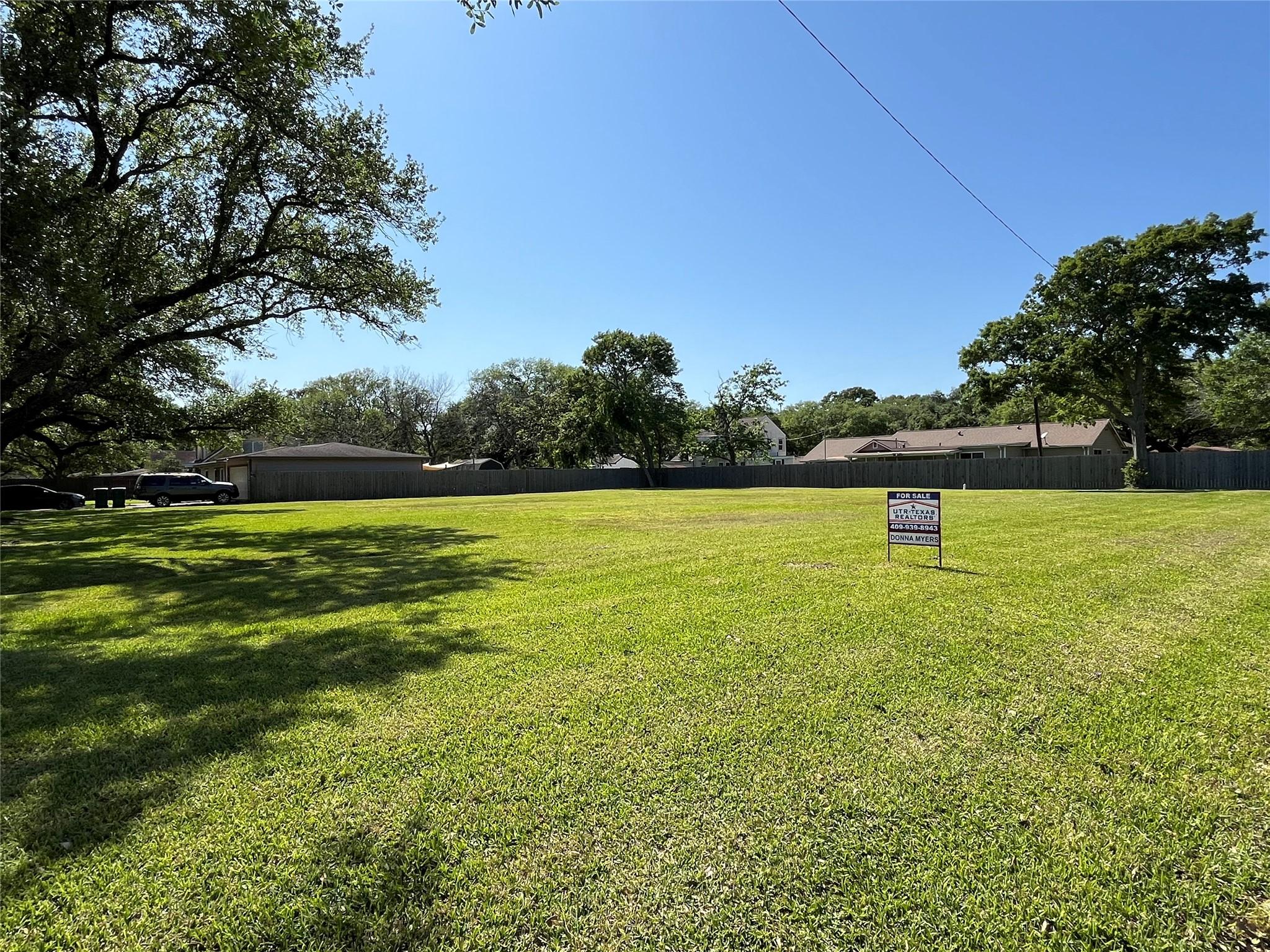 Image 3: Beautiful Treed lot on Hwy 3 frontage.
