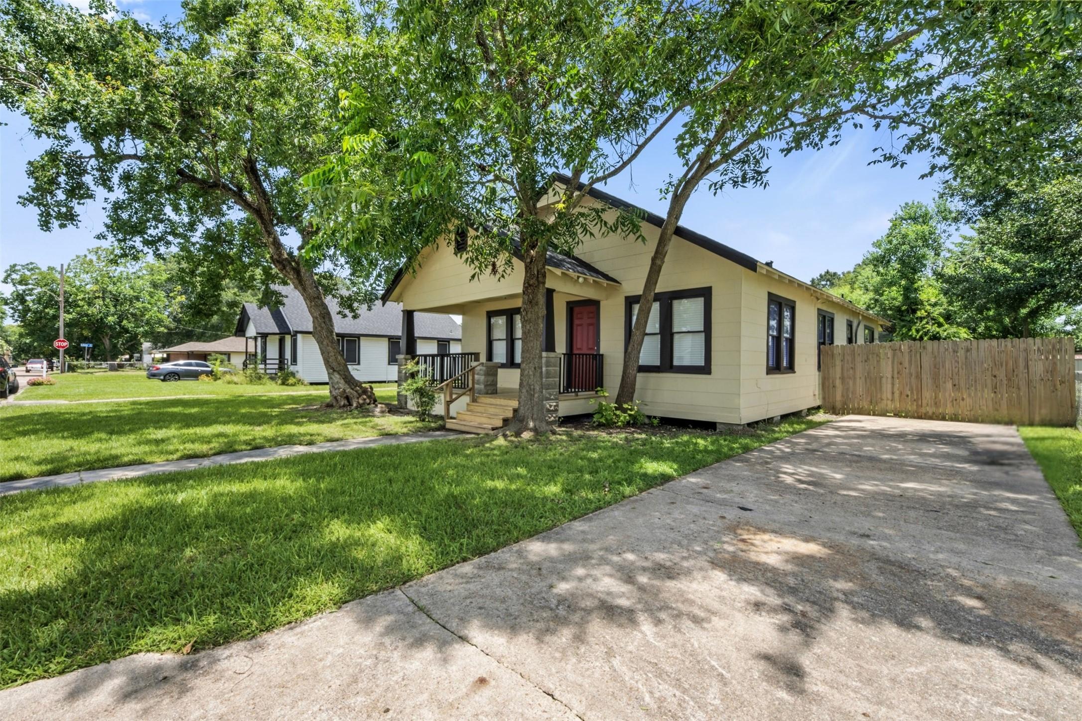 Image 2: Large yard, 2 driveways