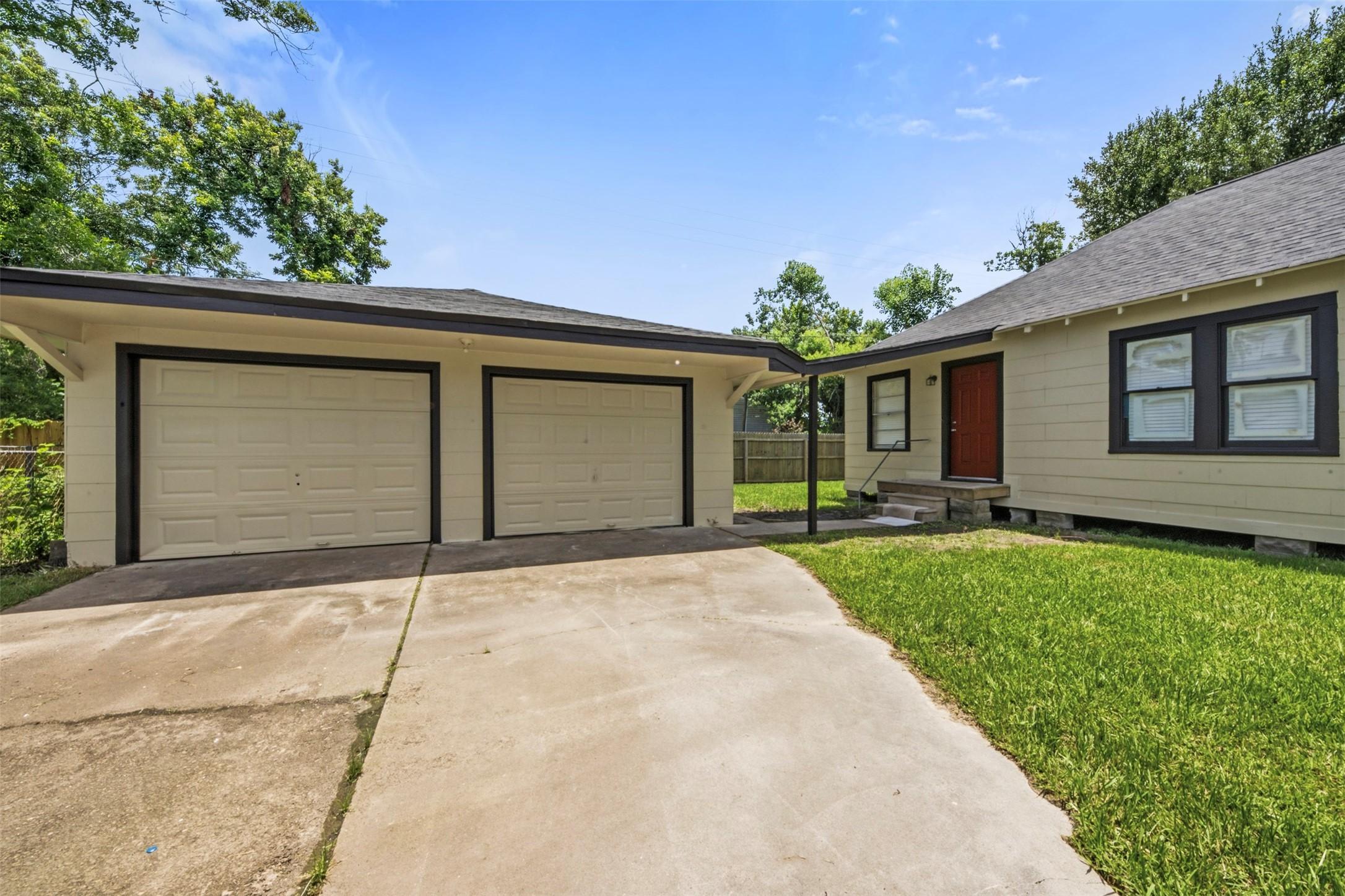 Image 3: 2 car garage