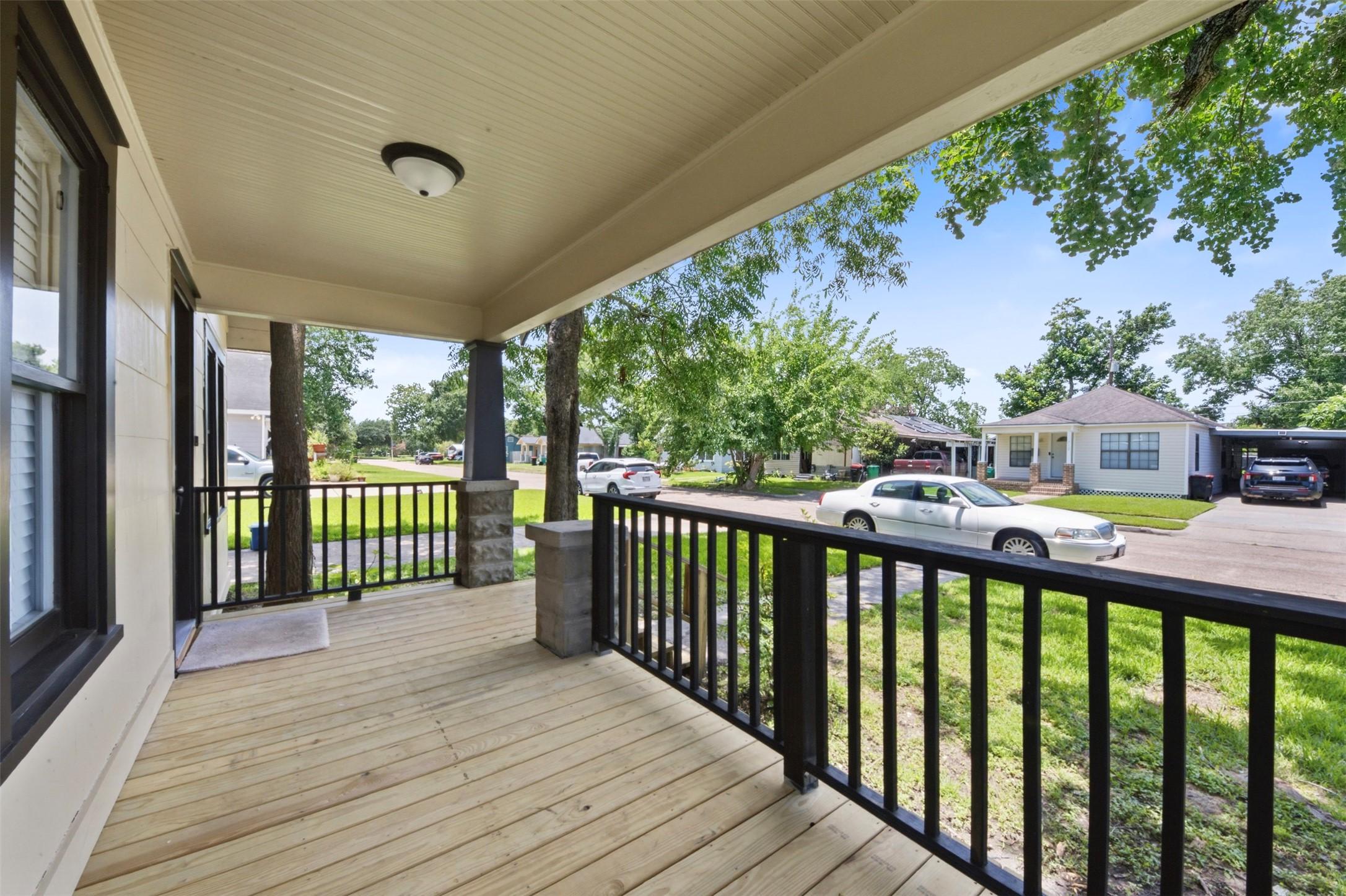Image 4: Front porch to sit and relax