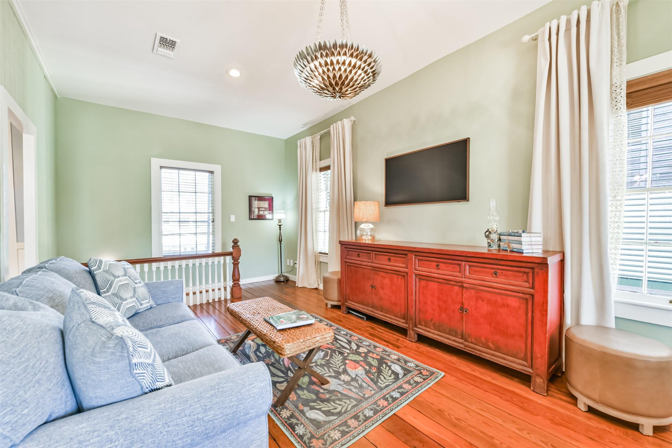 Image 4: living room