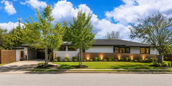Image 2: Spacious and beautifully landscaped exterior with