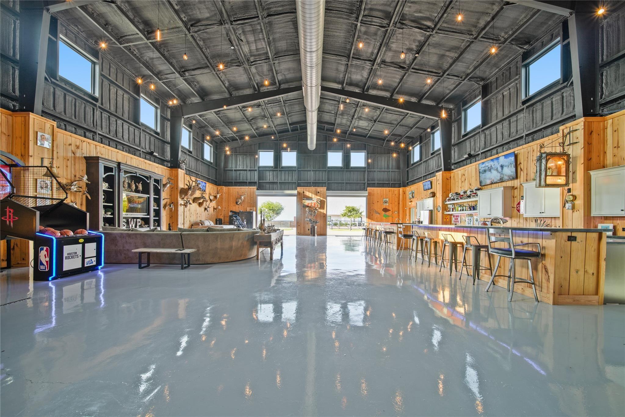 Image 2: 5,000 square feet of FUN!