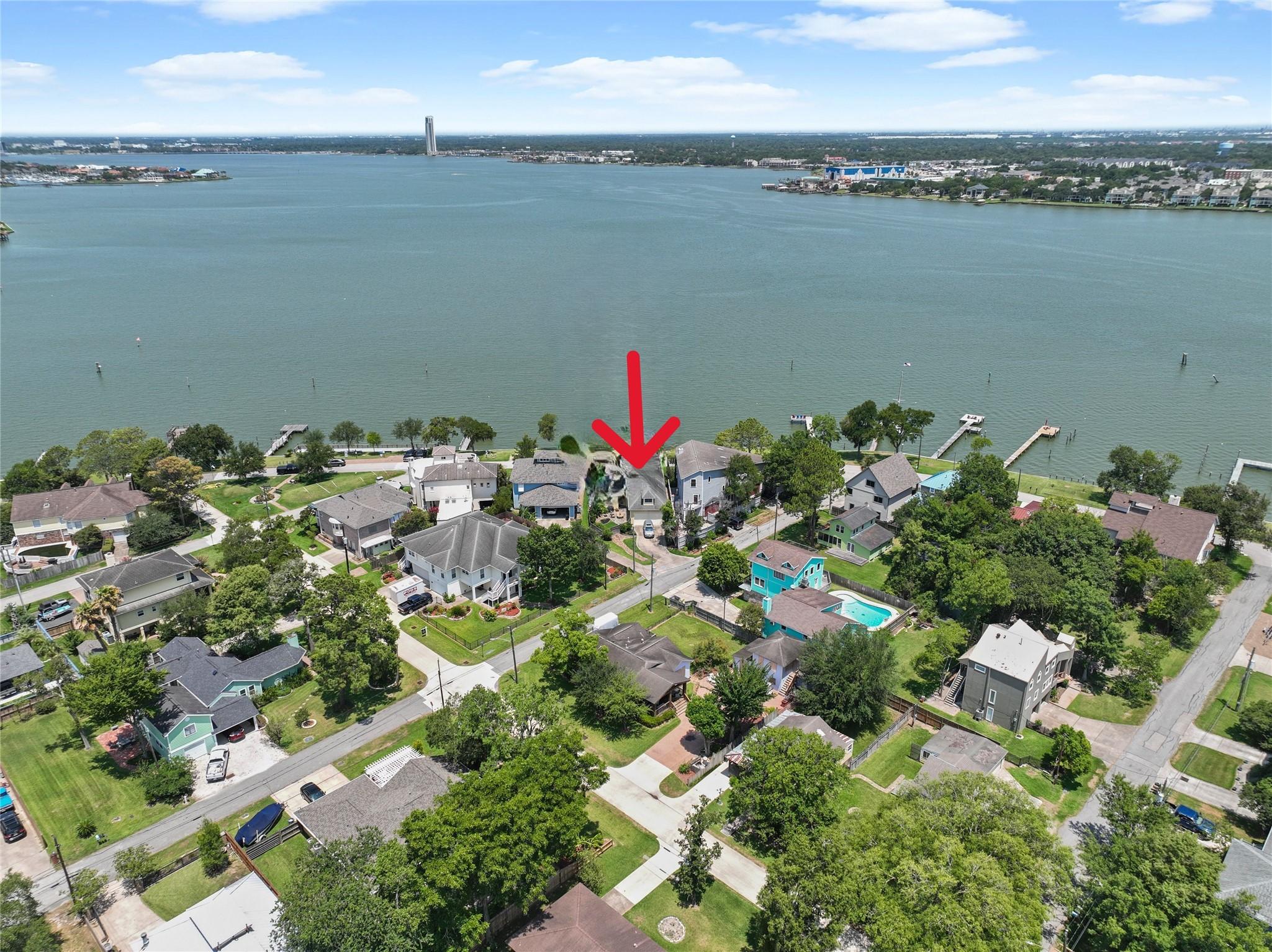 Image 4: Experience breathtaking lake views from this eleva