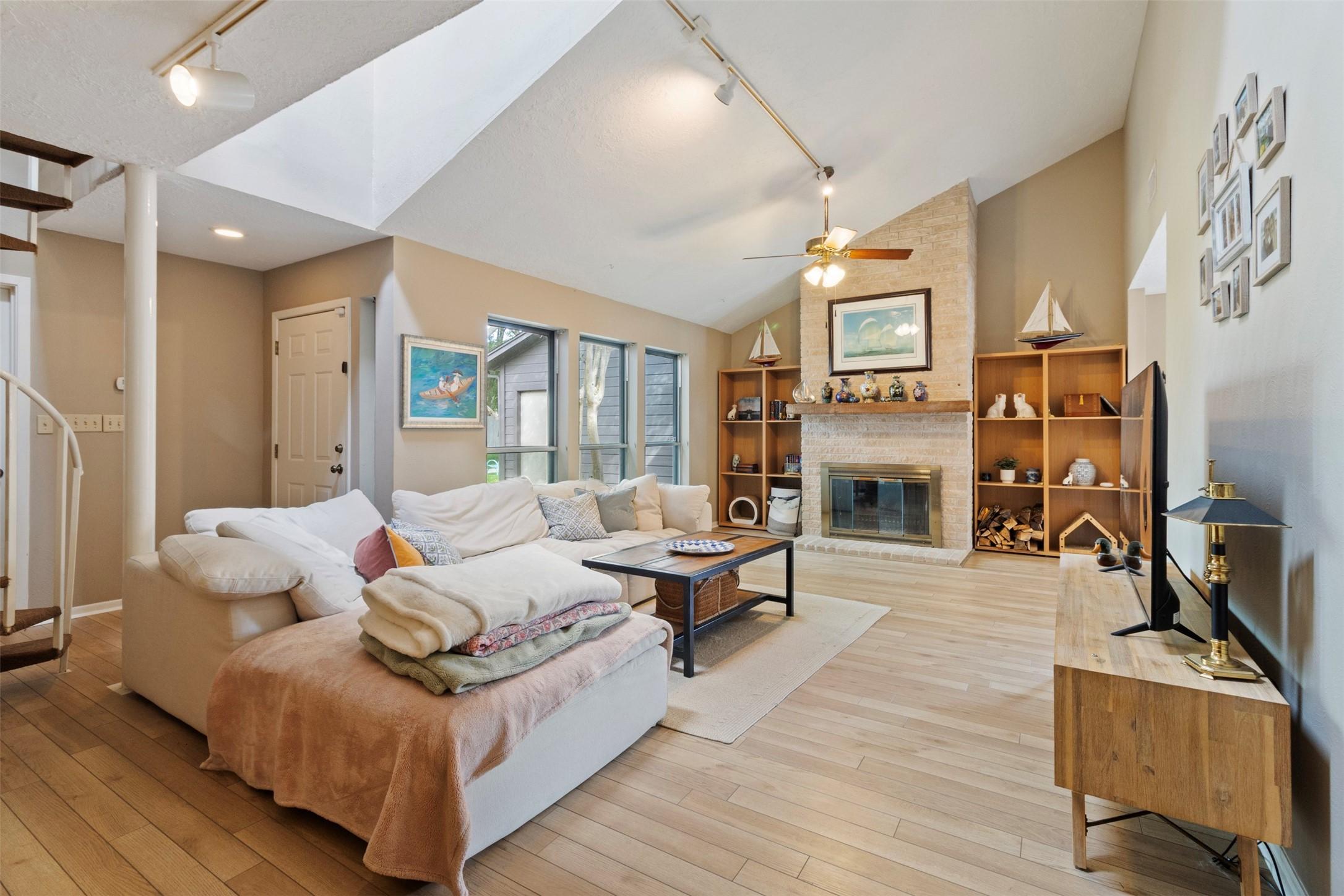 Image 3: Recently upgraded laminate wood flooring and updat