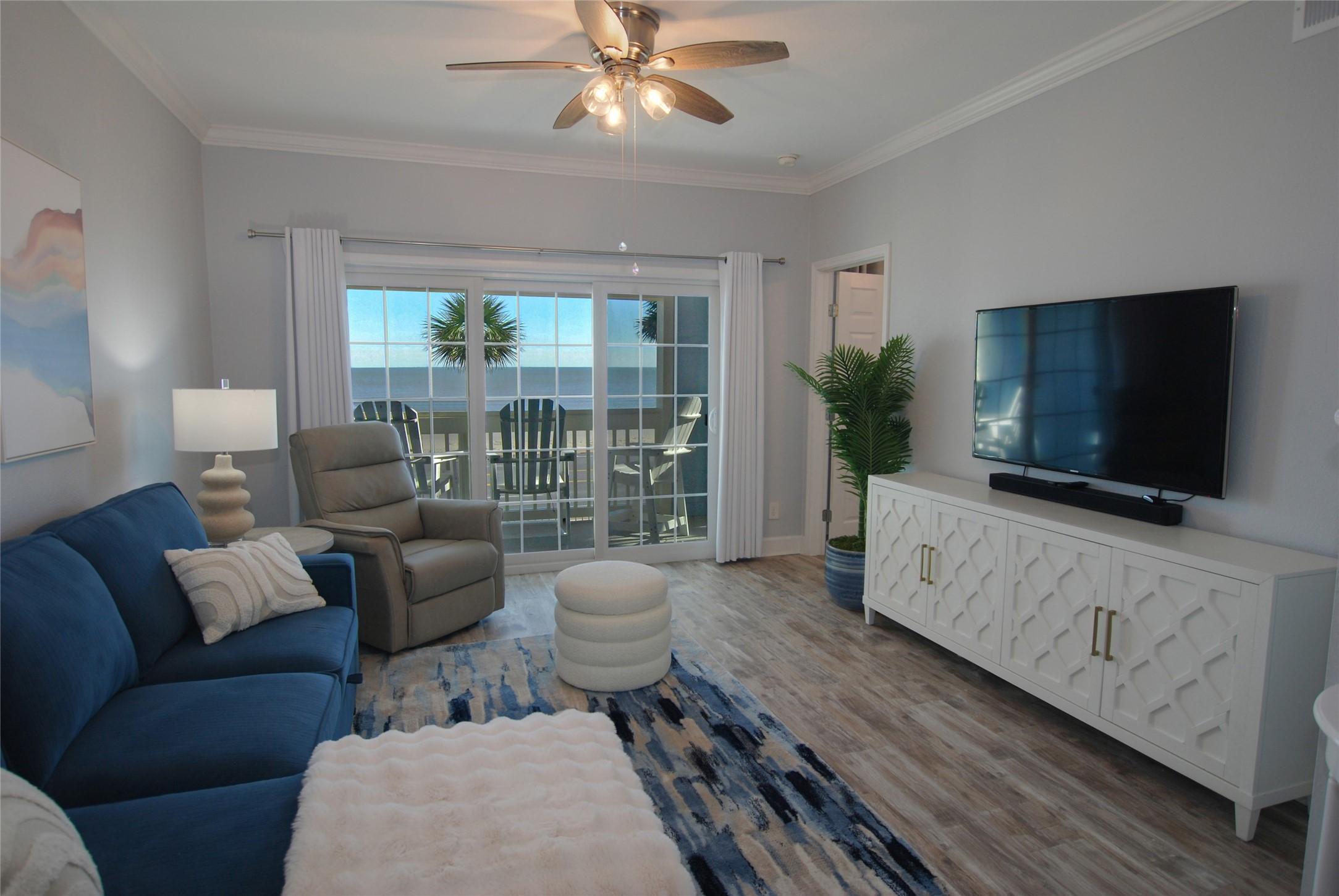 Image 2: Wonderful second floor views visible from the livi