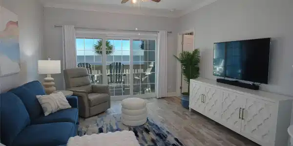 Image 2: Wonderful second floor views visible from the livi