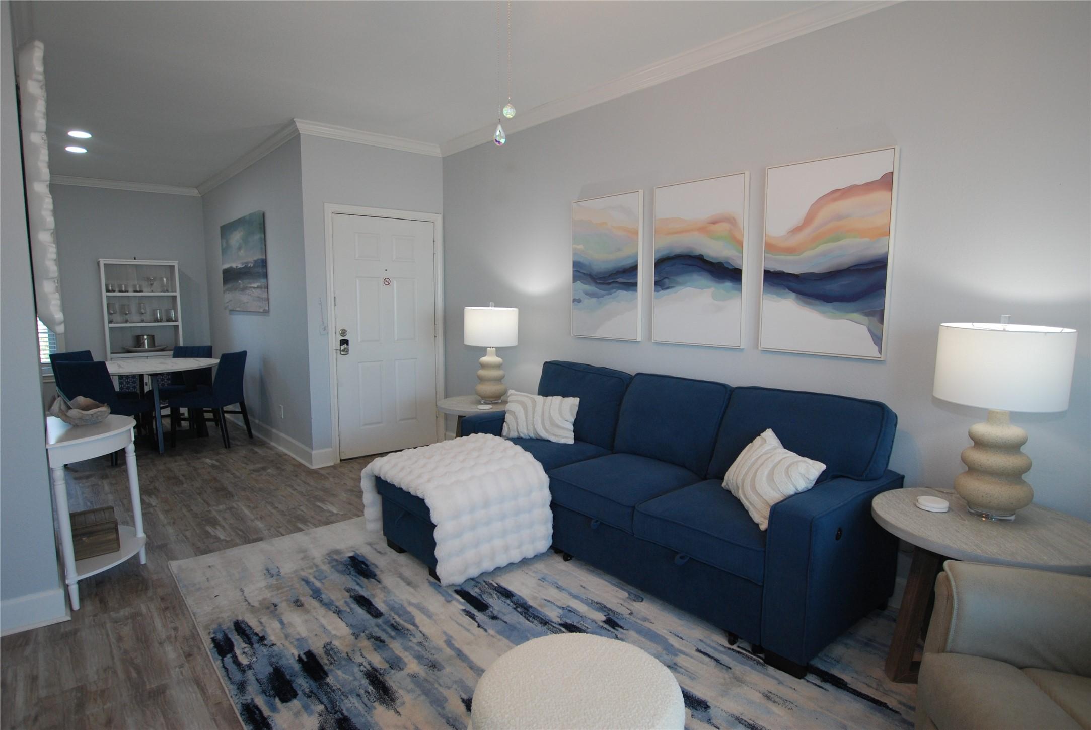 Image 4: This condo says relax, you are at the beach.