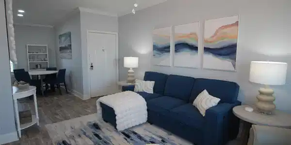 Image 4: This condo says relax, you are at the beach.