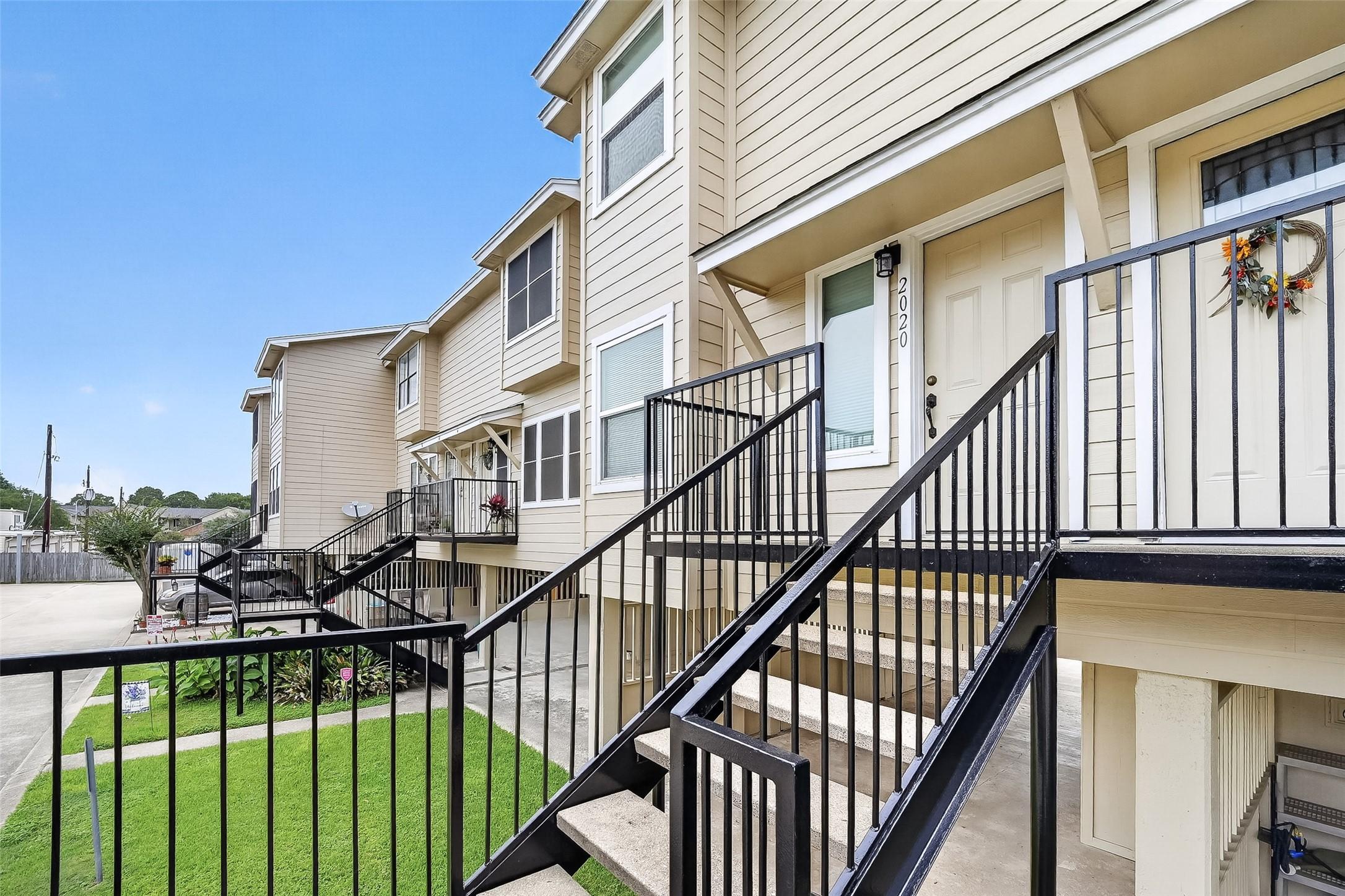 Image 1: Welcome to 2020 Harbour Drive!