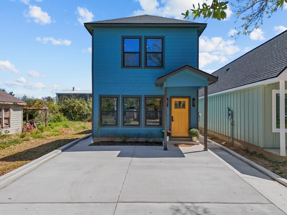Image 2: Charming craftsman style