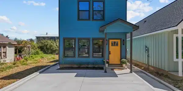 Image 2: Charming craftsman style