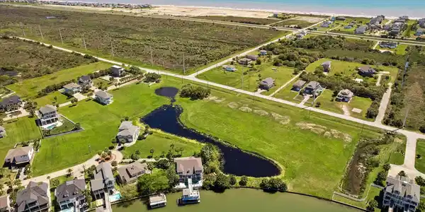 Image 2: Beach to bay!  Perfect location for easy access to