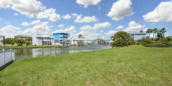 Image 3: Concrete bulkhead, build your waterfront home and