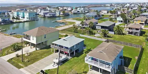Image 3: Expansive yard and driveway offer plenty of space