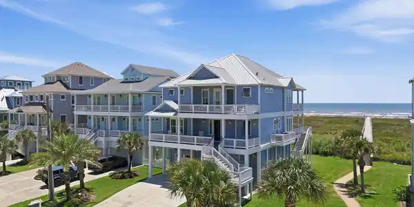 Image 2: Beach walkover is just footsteps from your door