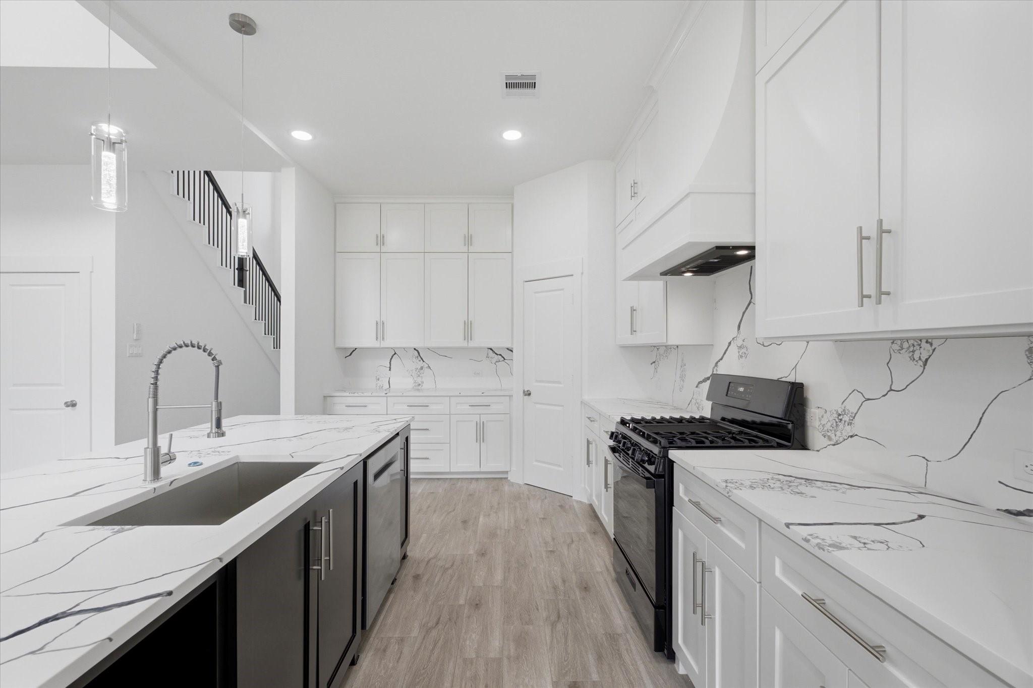 Image 4: Timeless black-and-white design, custom solid wood