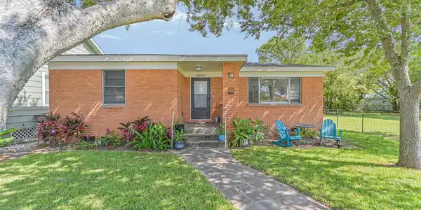 4328 Avenue S 1/2