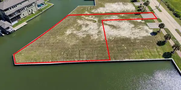Image 4: Red property lines are estimated