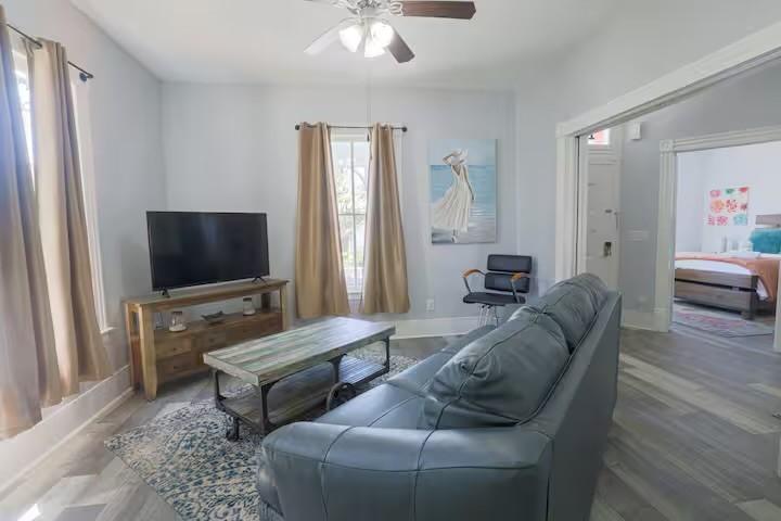 Image 3: Living Room