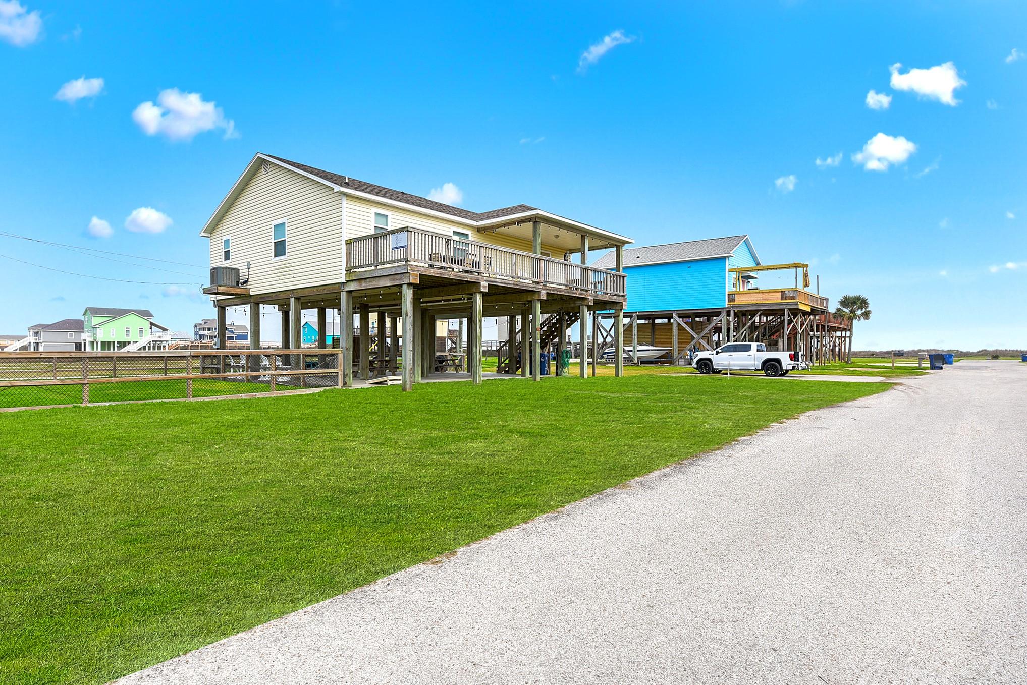 Image 3: The yard offers abundant space for all your favori