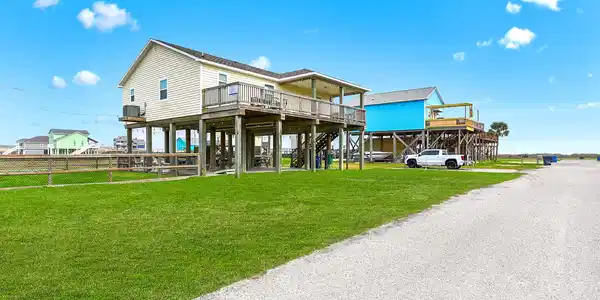 Image 3: The yard offers abundant space for all your favori