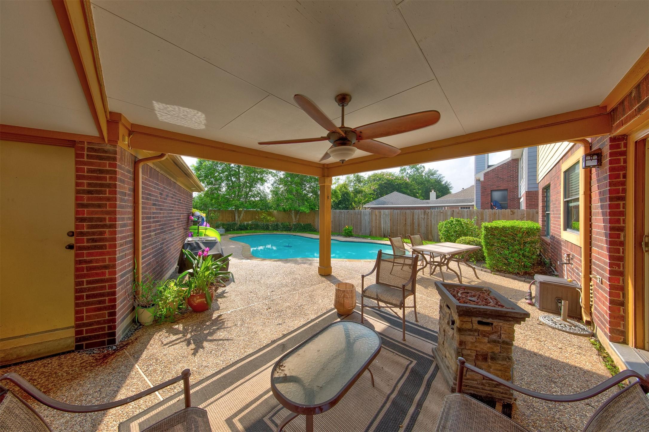 Image 1: Backyard Paradise!