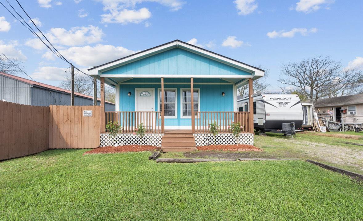 Image 2: Spacious front yard