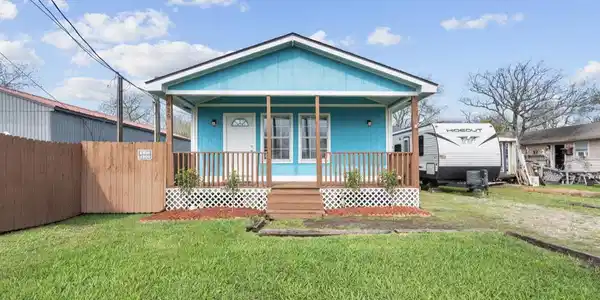 Image 2: Spacious front yard