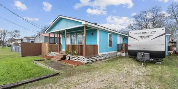 Image 3: Full RV hook-ups included with covered carport