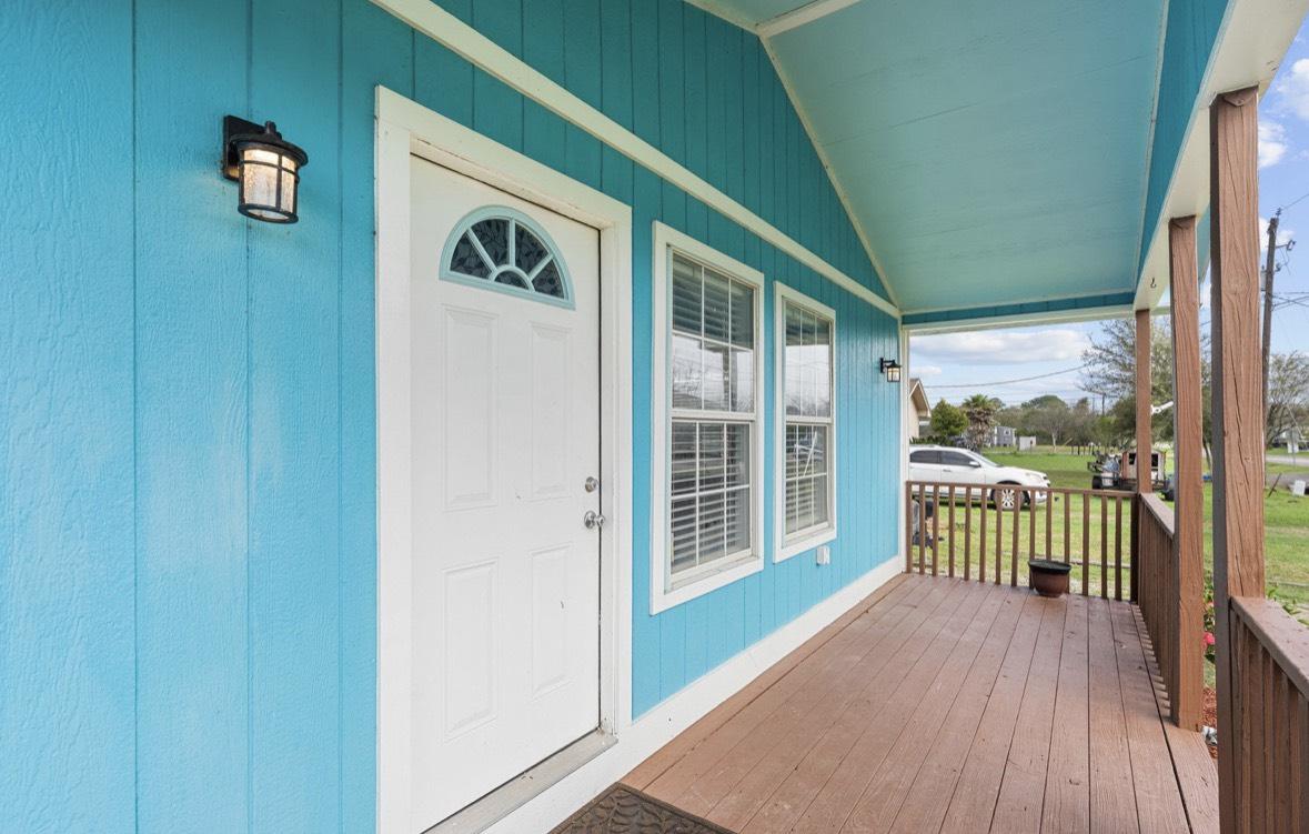 Image 4: Another view of beautiful front porch