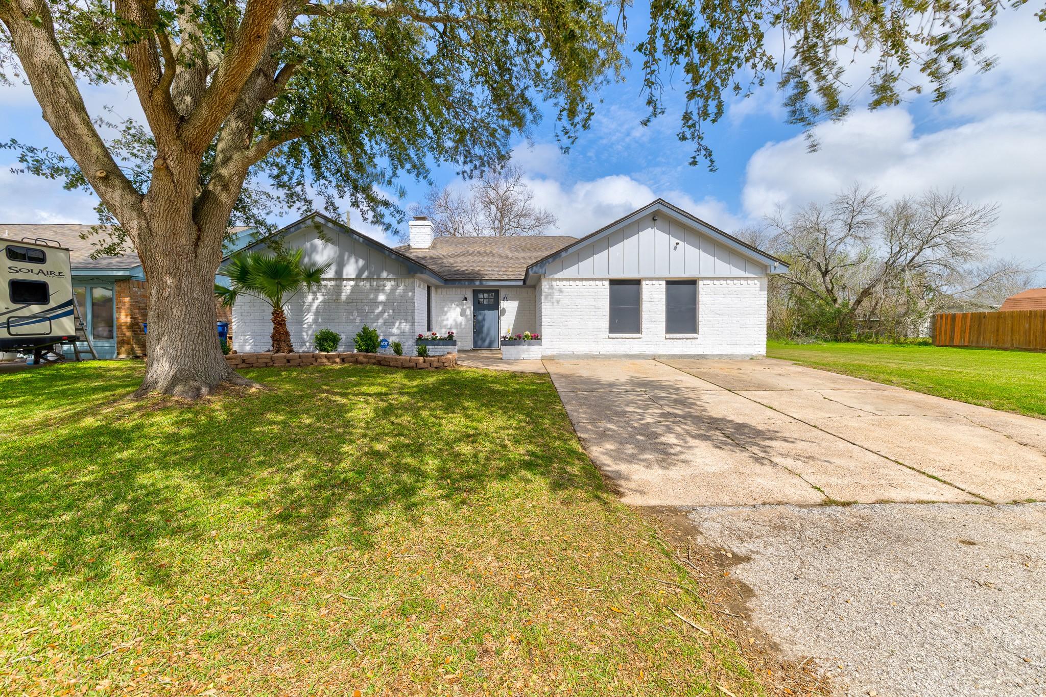 Image 1: Welcome to 2302 38th. Ave. N. in Texas City!  No H