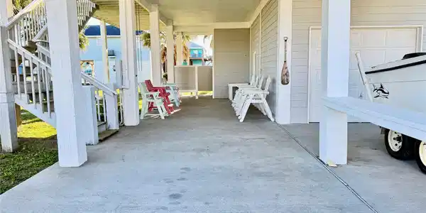 Image 3: Carport