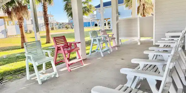 Image 4: Large covered patio