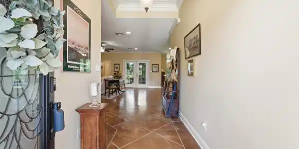 Image 4: Inviting Foyer